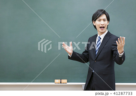 先生　教師　教室　学校　授業　黒板　塾　学習塾　予備校　教育イメージ　 41287733