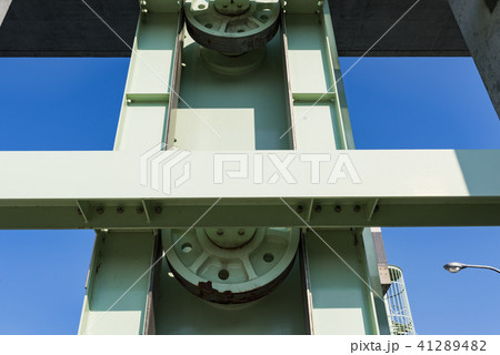 宮城長沼ダムの長沼水門のガイドローラー 41289482