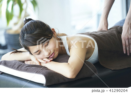 フィットネス　マッサージ　女性 41290204