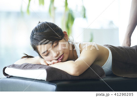 フィットネス　マッサージ　女性 41290205
