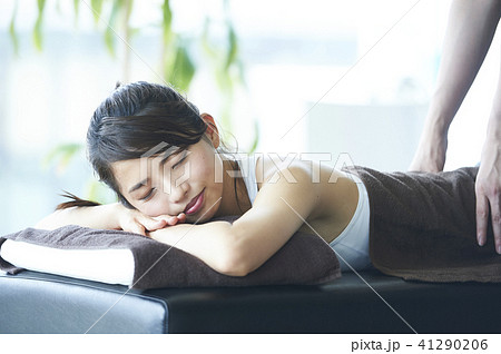 フィットネス　マッサージ　女性 41290206
