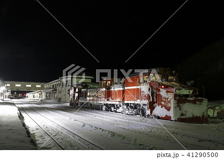 深夜の遠軽駅に停車中のラッセル車 深夜の遠軽駅に停車中のラッセル車 41290500