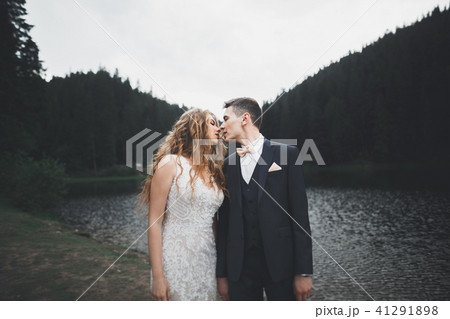 Wedding couple bride and groom holding hands Wedding couple bride and groom holding hands 41291898