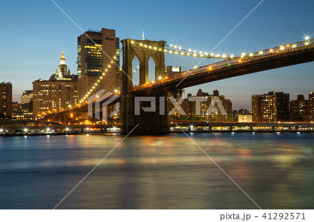 ブルックリン橋とマンハッタンの夜景 41292571