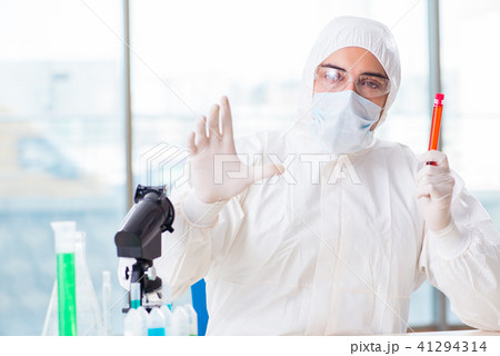 Male chemist working in lab 41294314