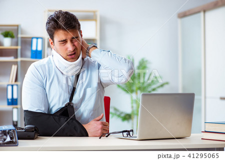 Businessman with broken arm working in office Businessman with broken arm working in office 41295065