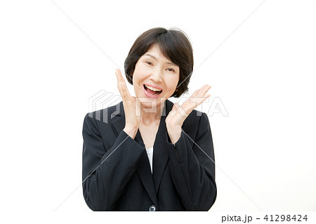 ビジネスウーマン　ミドルエイジ  喜ぶ 41298424