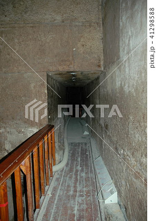 赤のピラミッド内部通路の写真素材