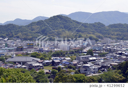 彦根城天守閣から佐和山城跡を望む 41299652