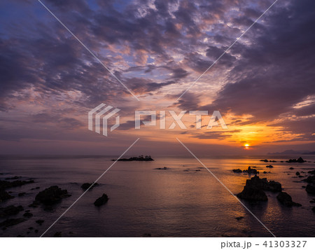 竜宮城と朝日 城崎温泉近くの美しい海岸 日和山海岸 後ヶ島の写真素材 41303327 Pixta