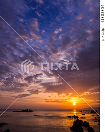 竜宮城と朝日　城崎温泉近くの美しい海岸　日和山海岸　後ヶ島 41303354