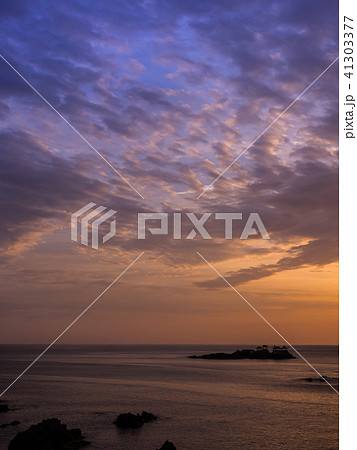 竜宮城と朝日　城崎温泉近くの美しい海岸　日和山海岸　後ヶ島 41303377