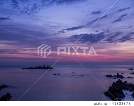 竜宮城と朝焼け　城崎温泉近くの美しい海岸　日和山海岸　後ヶ島 41303378