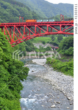 新緑の黒部トロッコ列車 41303411