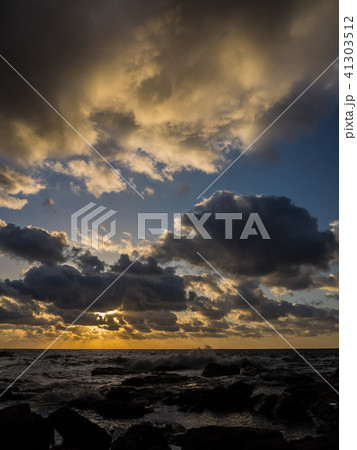 山陰ジオパーク指定　猫崎半島からの夕焼け　竹野海岸 41303512