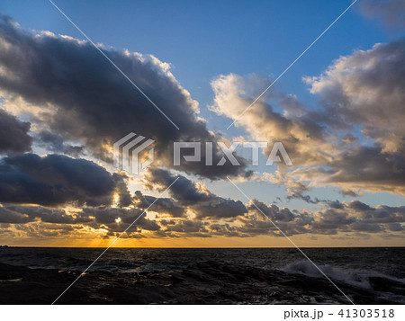 山陰ジオパーク指定 猫崎半島からの夕焼け 竹野海岸 山陰ジオパーク指定 猫崎半島からの夕焼け 竹野海岸 41303518