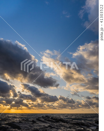 山陰ジオパーク指定　猫崎半島からの夕焼け　竹野海岸 41303522