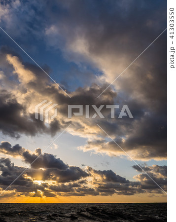 山陰ジオパーク指定　猫崎半島からの夕焼け　竹野海岸 41303550