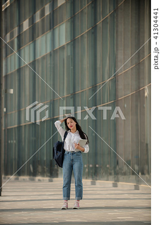 大学生 キャンパス 女性 41304441