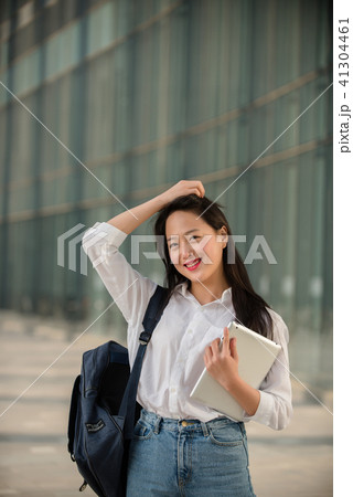 女子大生 キャンパス 笑顔 41304461