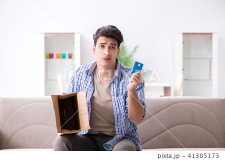 Man receiving empty parcel with stolen goods 41305173