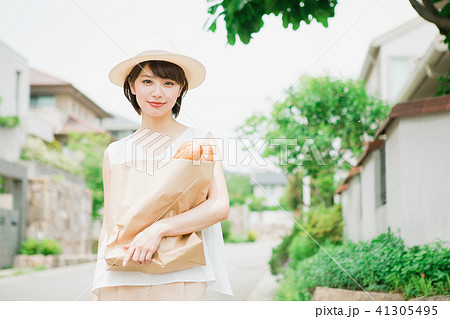 買い物帰りの女性 買い物帰りの女性 41305495
