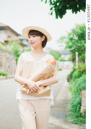 買い物帰りの女性 買い物帰りの女性 41305497