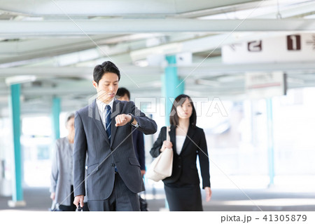 駅のプラットフォームを歩くビジネスマン　中堅社員　ビジネスイメージ 41305879