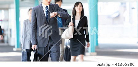 駅のプラットフォームを歩くビジネスマン　中堅社員　ビジネスイメージ 41305880
