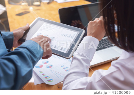 Teamwork of Businessmen discussing business plan Teamwork of Businessmen discussing business plan 41306009