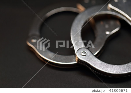 手錠 (事件 事故 逮捕 捕獲 黒 ブラック 暗い セキュリティ 悪い 詐欺 拘束 施錠) 手錠 (事件 事故 逮捕 捕獲 黒 ブラック 暗い セキュリティ 悪い 詐欺 拘束 施錠) 41306671