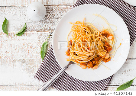 Spaghetti pasta with bolognese sauce and parmesan  41307142