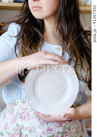pottery skill traditional hold clay plate crockery pottery skill traditional hold clay plate crockery 41307992