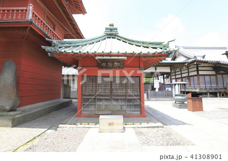 西新井大師　三匝堂（さんそうどう）の横のお堂 41308901