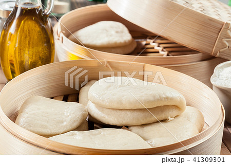Gua bao, steamed buns in bamboo steamer 41309301