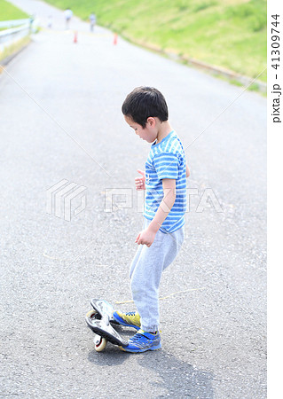ジェイボードで遊ぶ子供 41309744