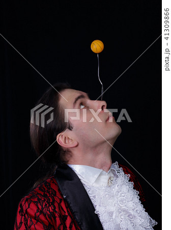 The juggler have a balanse ball on the spoon 41309866