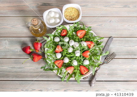 Delicious rucola salad with mozzarella Delicious rucola salad with mozzarella 41310439