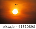 夕暮れに浮かぶヘリコプター 41310898