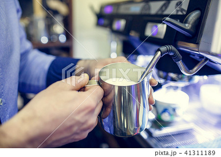 Image of barista man with sautepan in hands 41311189