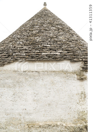 トゥルッロのとんがり屋根と白壁 41311359