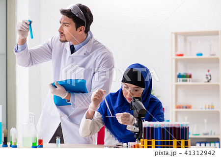 Two chemists working in the lab 41312942
