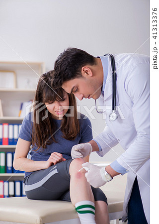 Patient visiting doctor after sustaining sports injury Patient visiting doctor after sustaining sports injury 41313376