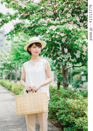 夏ファッションの女性 41313776