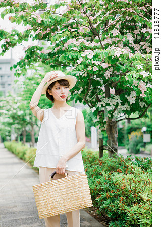 夏ファッションの女性 41313777