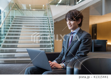 ノートパソコンを持つ男性 41315441