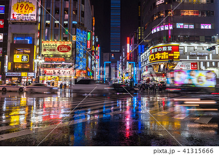 東京都 新宿歌舞伎町の夜景 雨天 の写真素材 東京都 新宿歌舞伎町の夜景 雨天 の写真素材