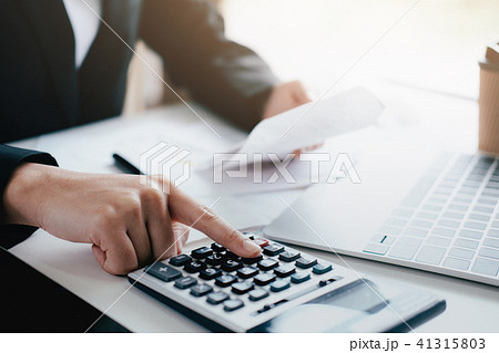 Accountant or banker calculate the cash bill. 41315803