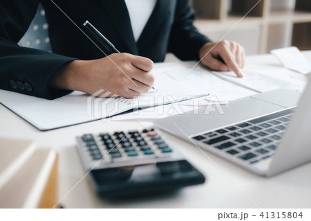 Accountant or banker calculate the cash bill. 41315804
