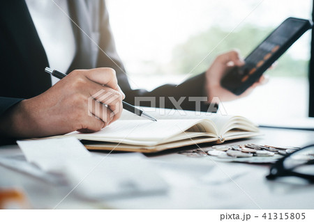 Accountant or banker calculate the cash bill. 41315805